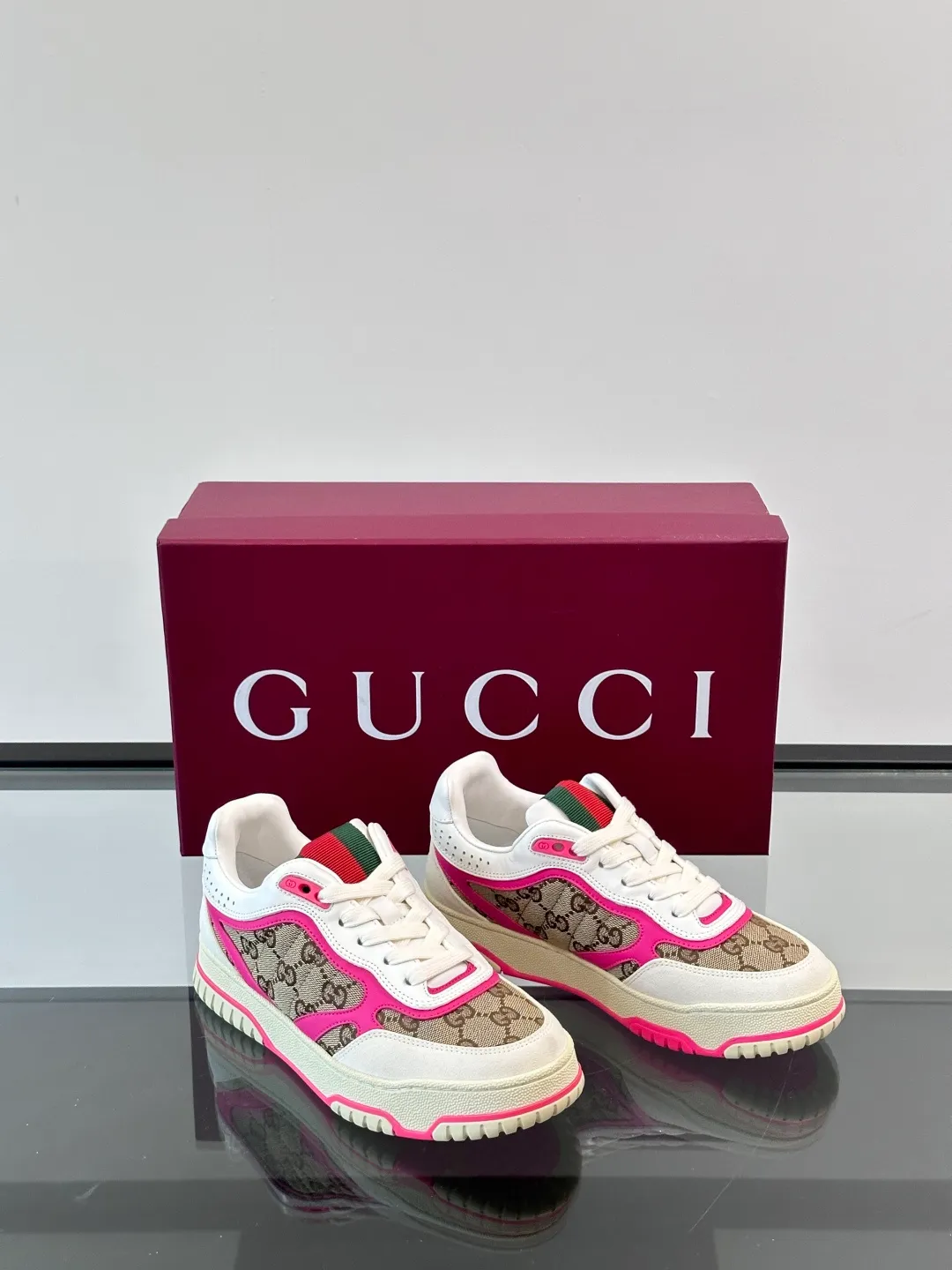 Men's Men's Shoes 💰480 [New Style] 🦨🦨Gucci 𝐆𝐮𝐜𝐜𝐢 𝐑𝐞-𝐖𝐞𝐛 As a sneaker created by Sabato De Sarno for Gucci, the Re-Web series reinterprets the brand's classic stripes, with bold and unique details to set off a modern silhouette design. These shoes are crafted from white leather. This new sneaker is ingeniously decorated with many of the brand's classic details, and is equipped with a bright red and green webbing tongue, which will make people fall in love at first sight. White leather has been specially treated to be soft and shiny, with an embossed grained texture. Script Gucci logo and Interlocking G web label with Interlocking G and script Gucci logo. Rubber outsole with Interlocking G detail eyelets. Web tongue. Size: Female 35-40 (Female 41, 42 customized). Male 38-44 (45, 46 customized)